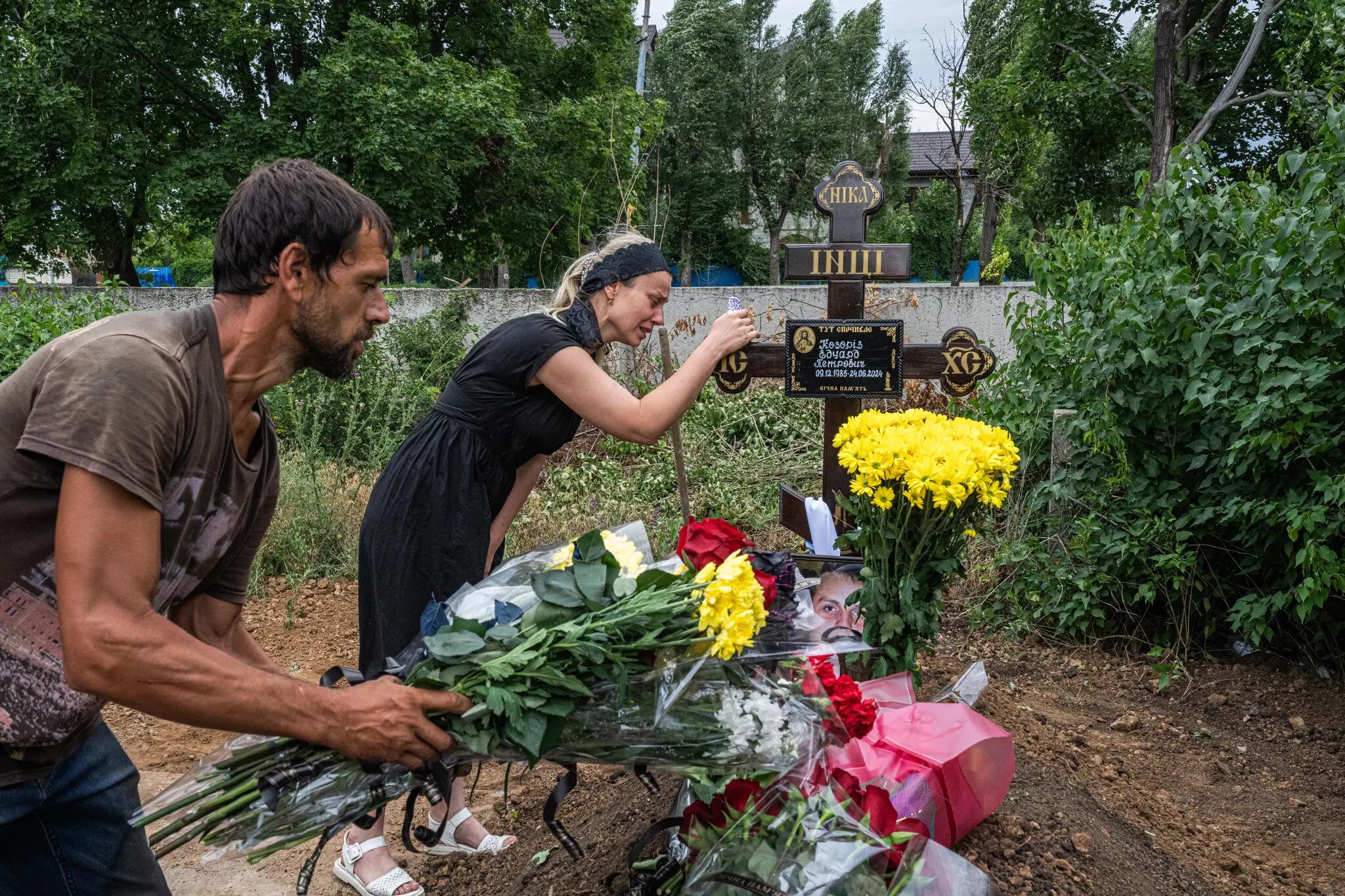 Жінка в Покровську на ім'я Юлія сумує на похоронах чоловіка Едуарда Козоріза.